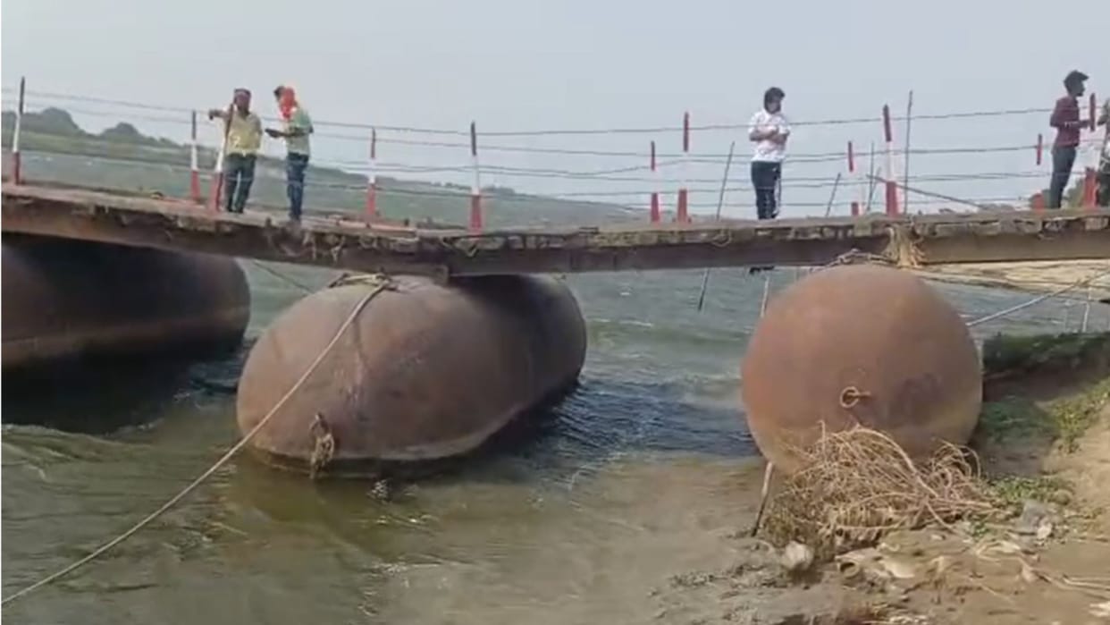 Tanda-Kaithi Pontoon Bridge Skews Due to Storm Traffic Halted in chandauli