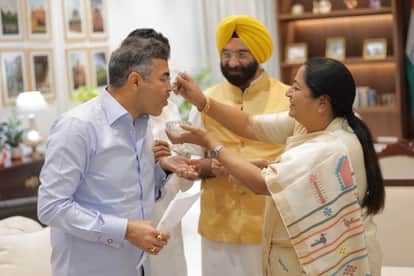 Celebrations in Delhi over Bengal Victory CM Rekha Hosts Jhalmuri Rasgulla Party