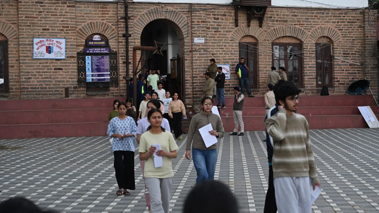 रविवार को आयोजित नीट की परीक्षा देकर परीक्षा केंद्र राजकीय पाठशाला लालपानी से बाहर आते परीक्षार्थी।