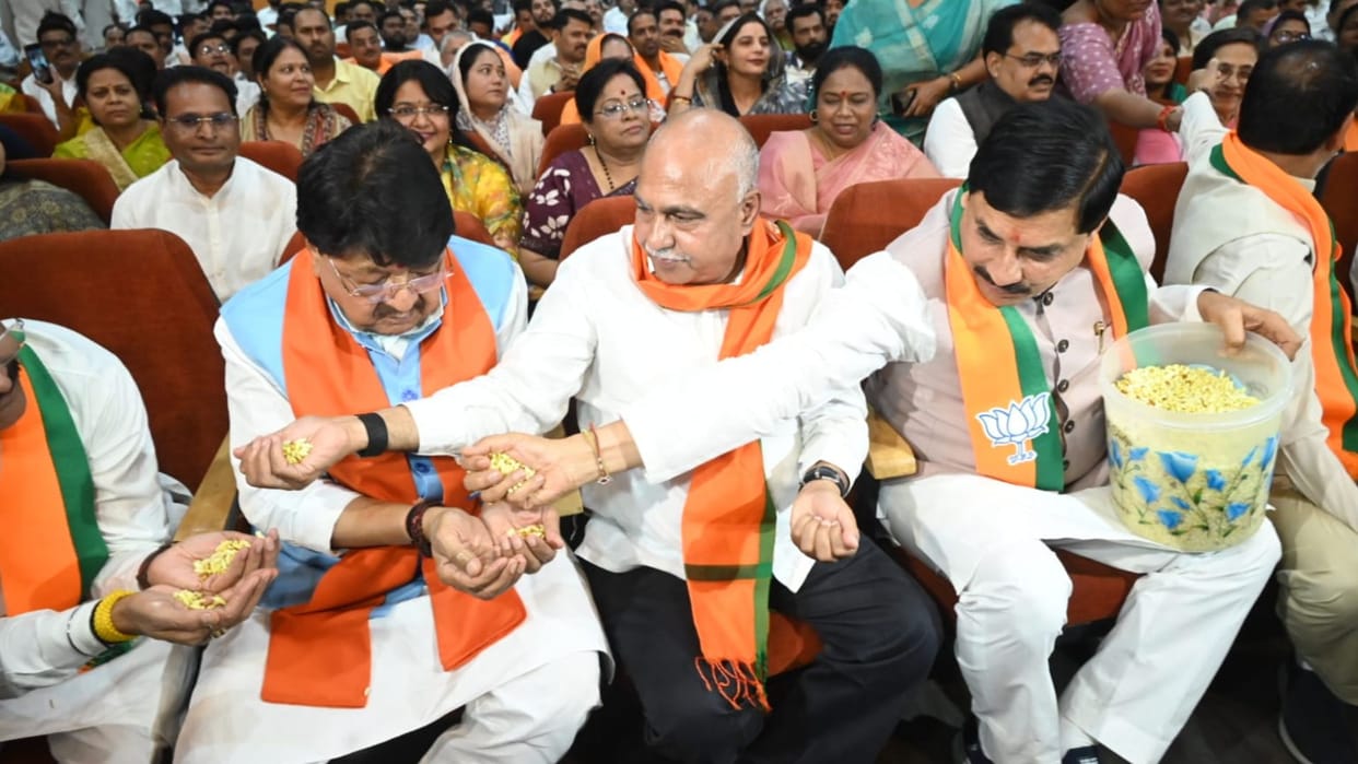 Celebrating BJP's big win by eating Jhalmuri in Bhopal: CM Mohan Yadav said - Bengal is now on the path of dev