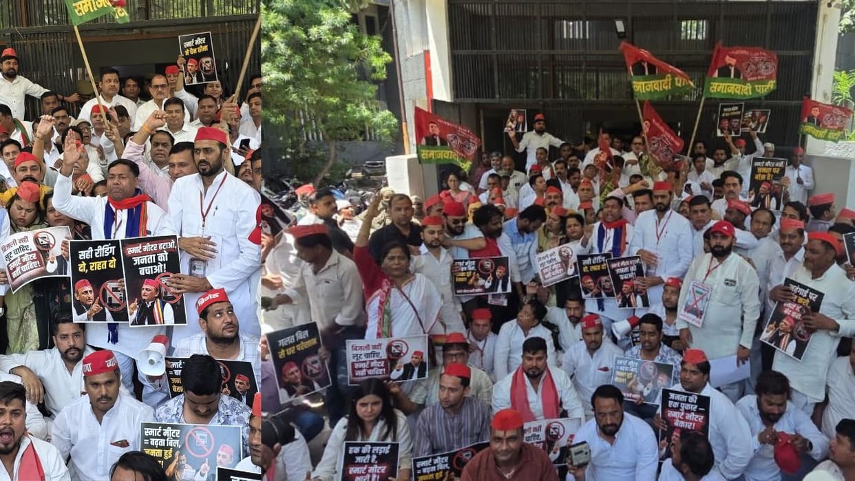 SP workers demonstrated at district headquarters regarding smart meters In Ghaziabad