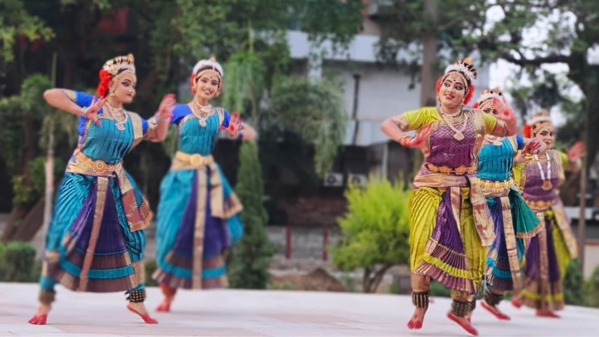 वरुणा संध्या में नृत्य करतीं कलाकार