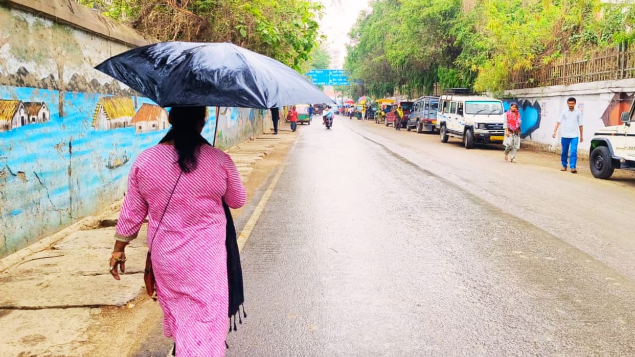 Varanasi Weather Mercury 34 Yellow Alert issued thunderstorms rain today and tomorrow Easterly winds