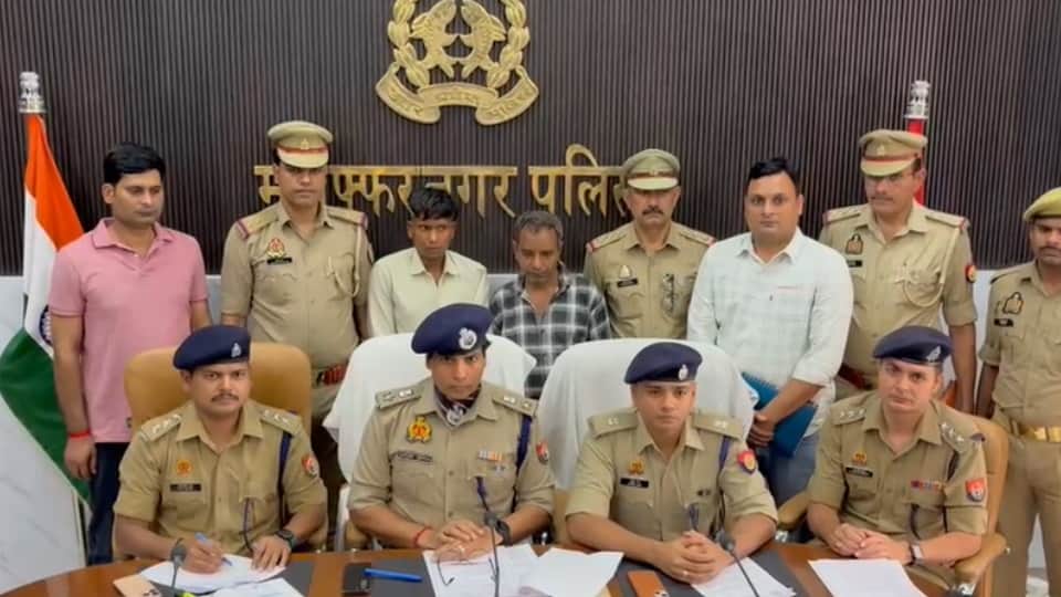 वारदात का खुलासा करती पुलिस अधिकारी