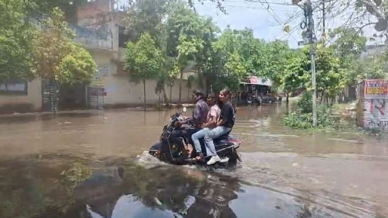 Waterlogging on Roads and Power Outages due to heavy rain in Bareilly