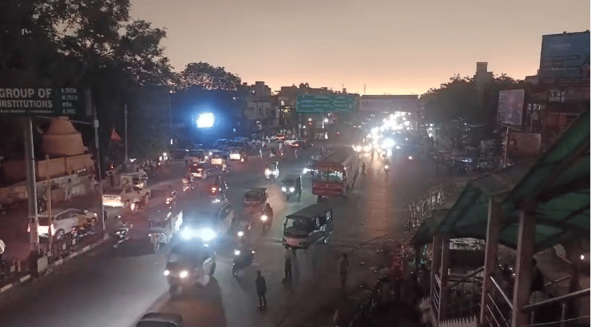 Weather in UP: The capital was plunged into darkness at 9 am, the roads were dark, the weather suddenly change