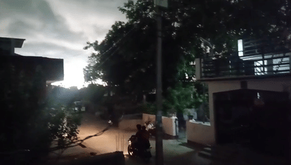 Weather in UP: The capital was plunged into darkness at 9 am, the roads were dark, the weather suddenly change