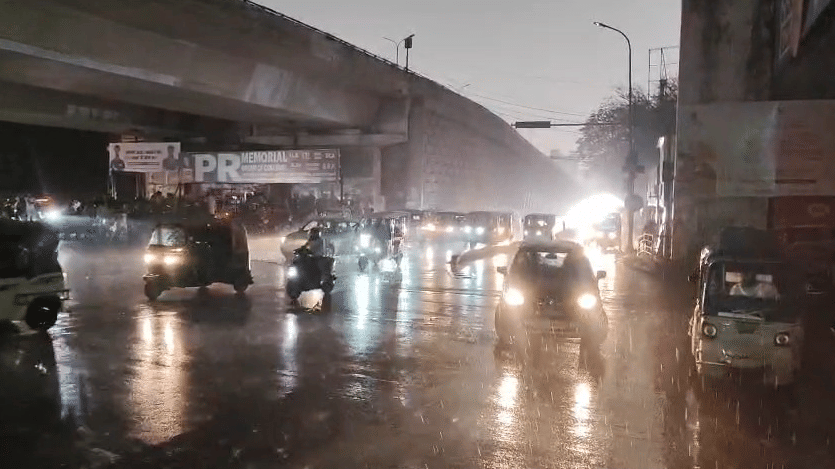 Weather in UP: The capital was plunged into darkness at 9 am, the roads were dark, the weather suddenly change
