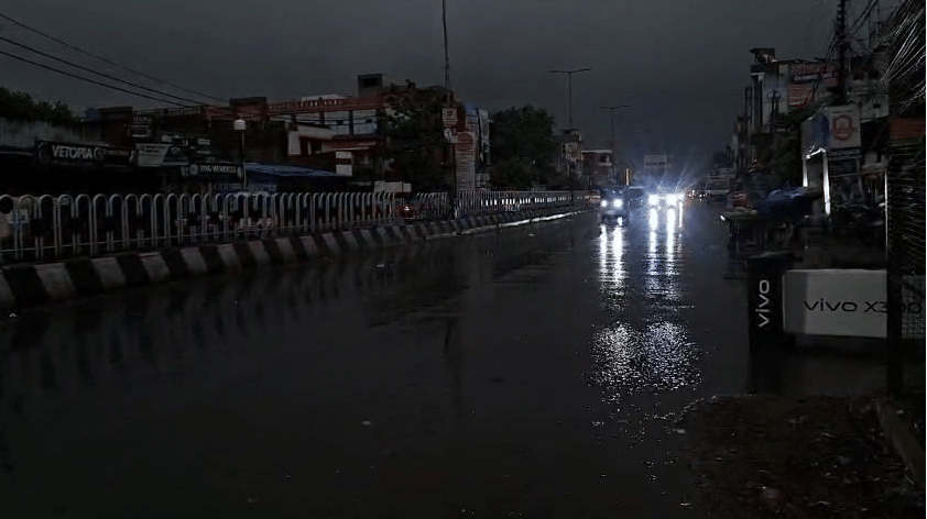 Weather in UP: The capital was plunged into darkness at 9 am, the roads were dark, the weather suddenly change