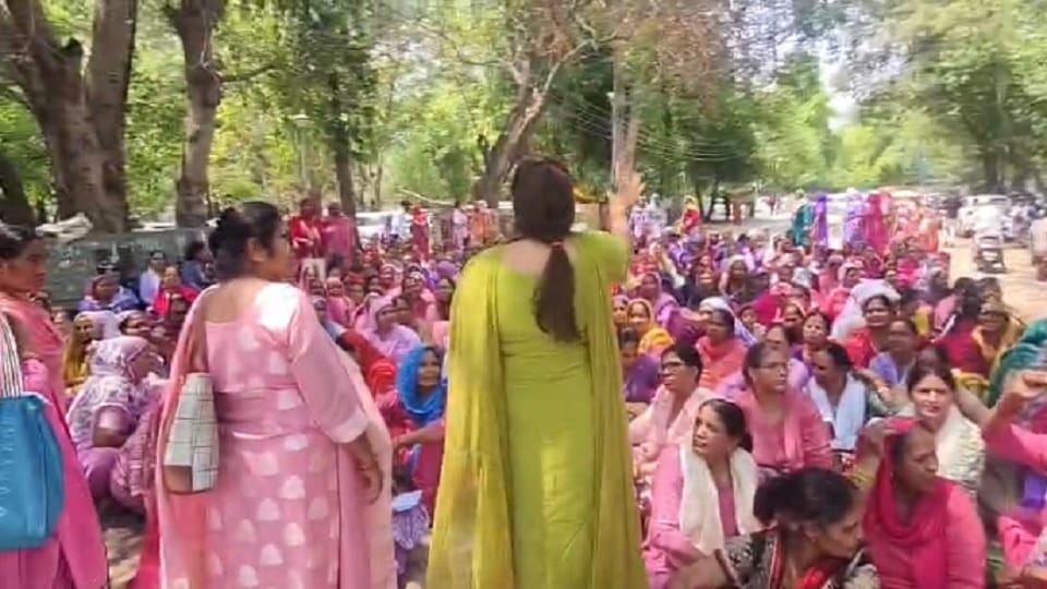 Anganwadi workers staged a protest, refusing to participate in census duties