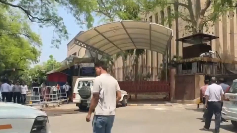 Fire breaks out on the roof of the Reserve Bank of India building