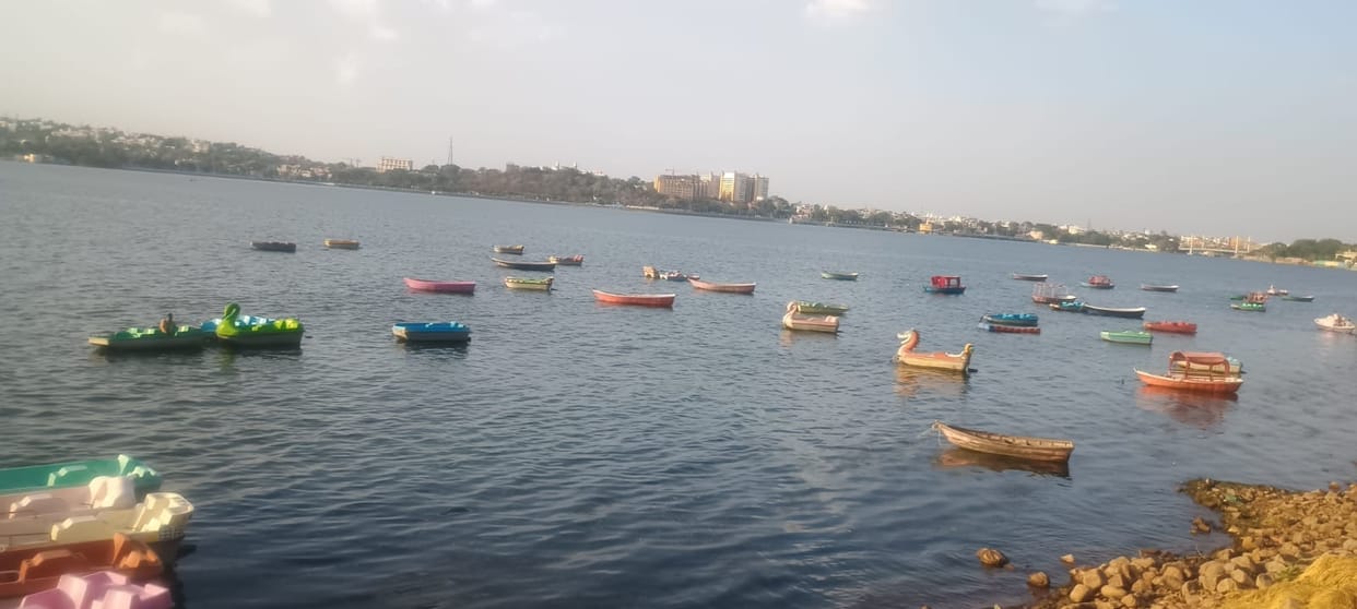 Bhopal News: Boats operating without permits in the lakes, endangering the lives of tourists, more than 50 boa