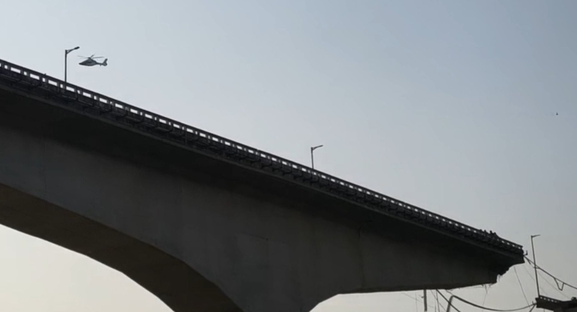क्षतिग्रस्त पुल का हिस्सा