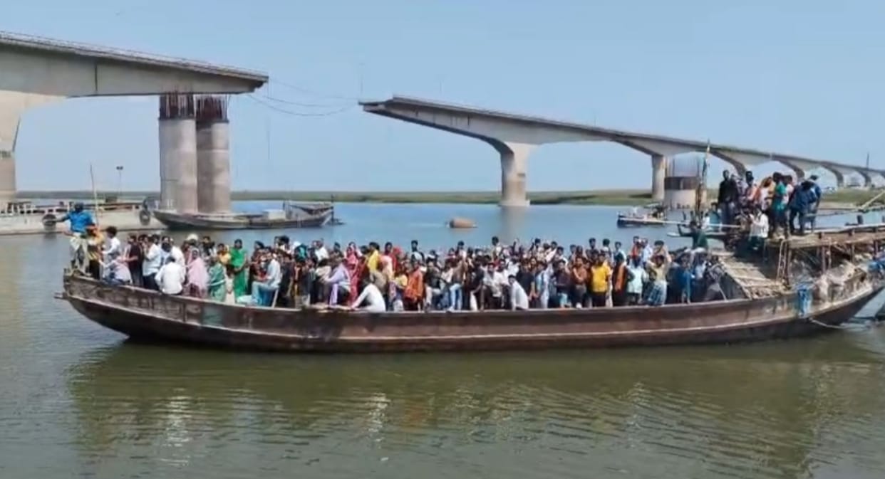 Bihar News Vikramshila Setu damaged commuters rely on boats, face chaos and inconvenience