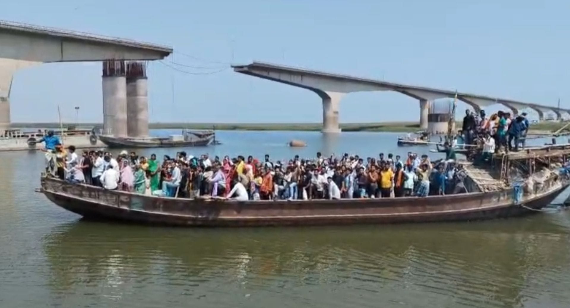 नावों के सहारे यात्री कर रहे हैं सफर
