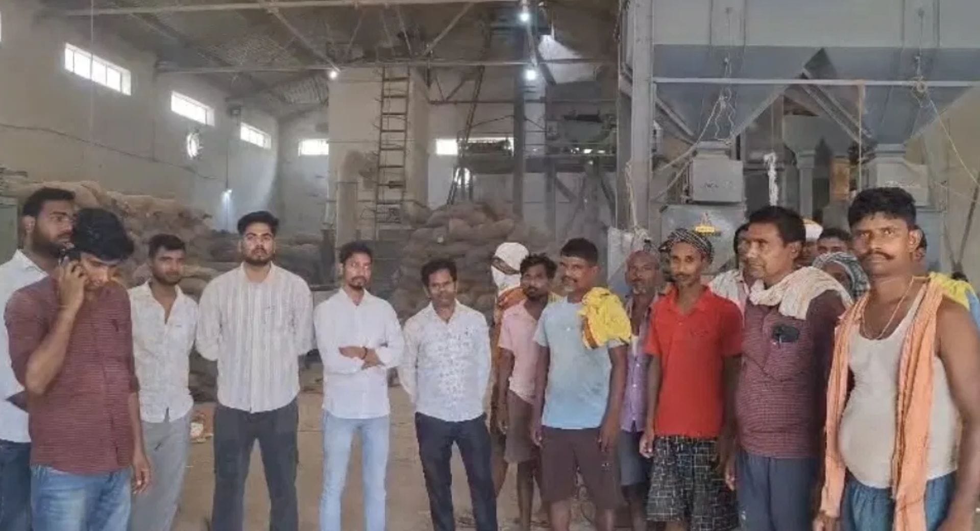 हंगामा करते हुए लोग