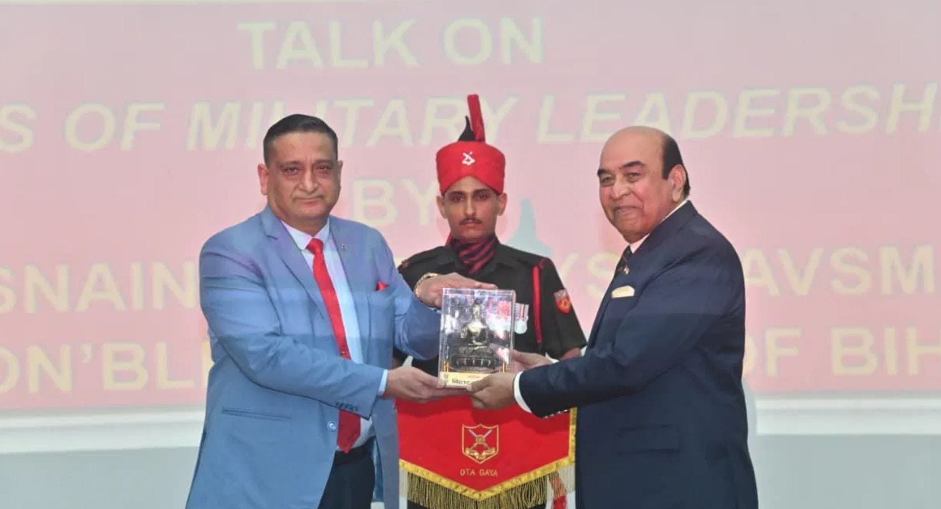 राज्यपाल सैयद अता हसनैन को ओटीए में सम्मानित करते सैन्य अधिकारी