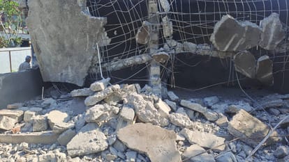 Administration runs bulldozer on traffickers’ property, demolishes five shops