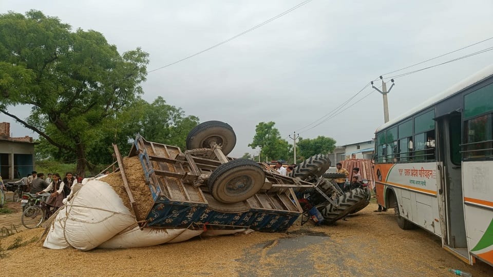 Dangerous Overtaking Turns Fatal: Roadways Bus Hits Tractor Three Seriously Injured in Aliganj Accident