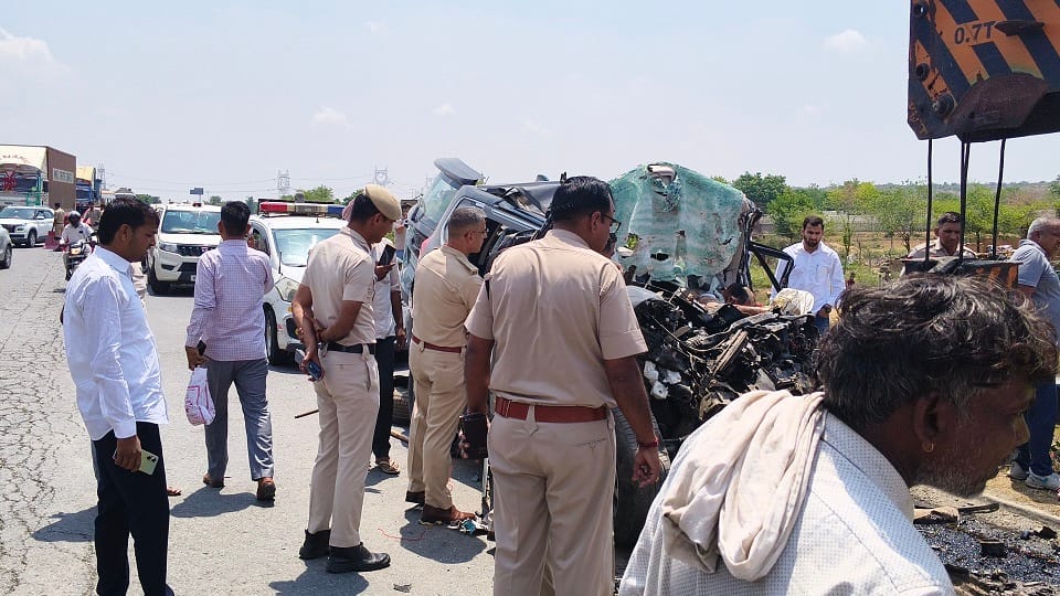 five Dead Including four up Policemen in Road Accident on KMP Expressway