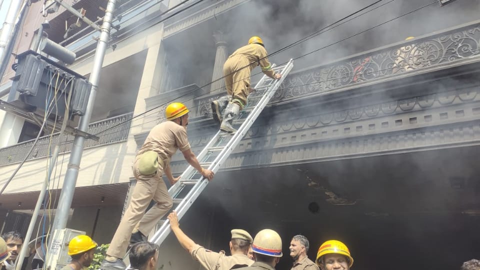four-storey building caught fire after cylinder exploded in Ghaziabad