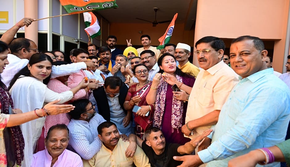 BJP workers celebrated Bengal's victory, distributed sweets and burst firecrackers