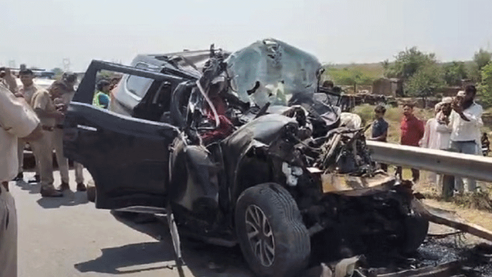 five Dead Including four up Policemen in Road Accident on KMP Expressway