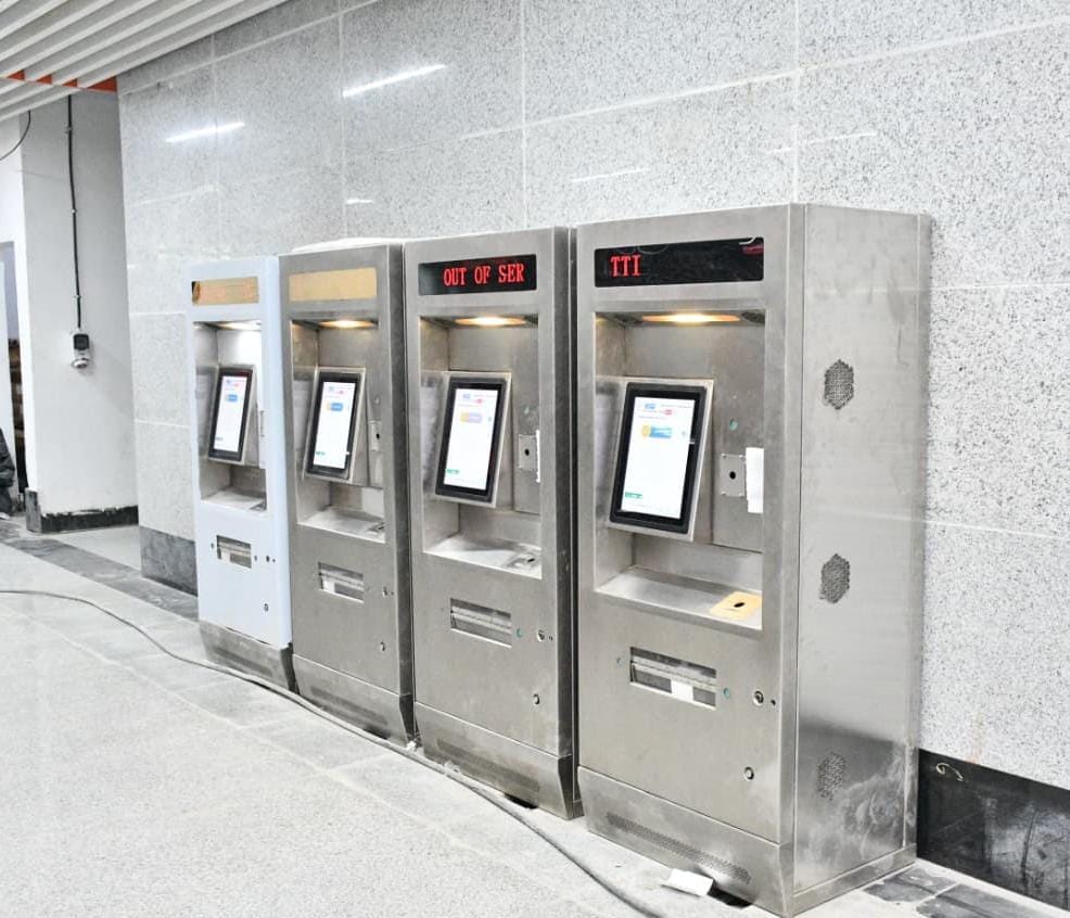Kanpur Installation of Machines on Metro Route Jhakarkati to Naubasta No Long Queues for Tickets