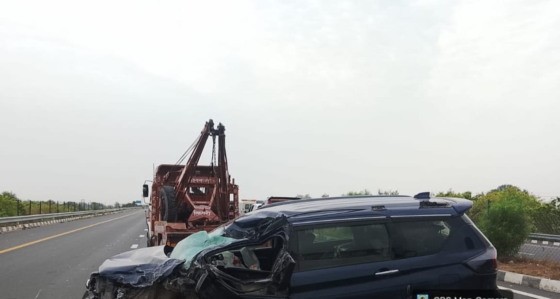 Kannauj Accident Car Loses Control and Crashes into Vehicle Wreckage Scattered One Woman Dead and Six Injured