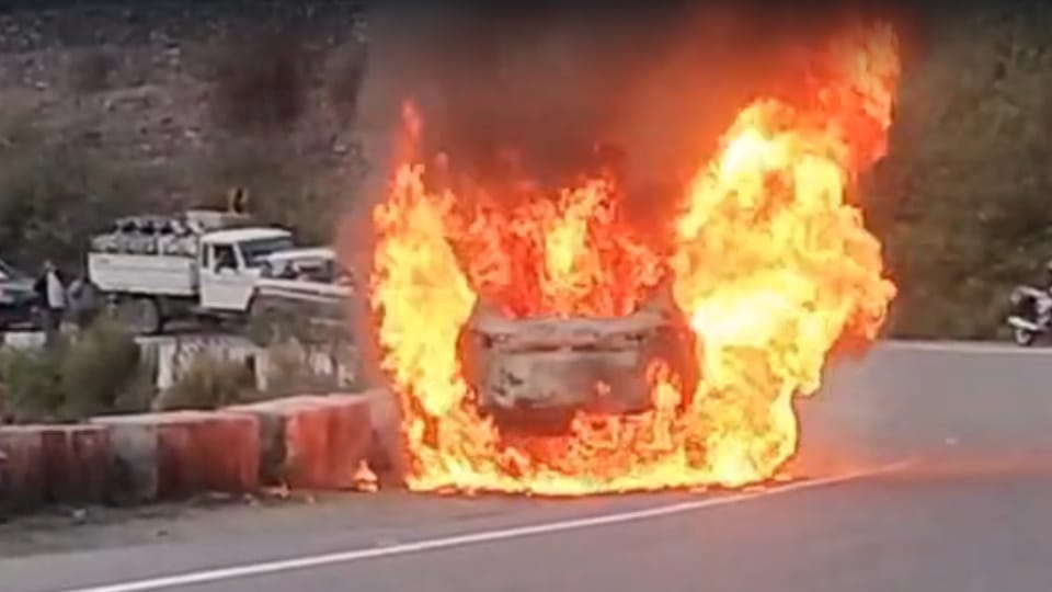 Rishikesh-Badrinath Highway massive Fire Broke Out In Moving Taxi Seven Lives Narrowly Saved
