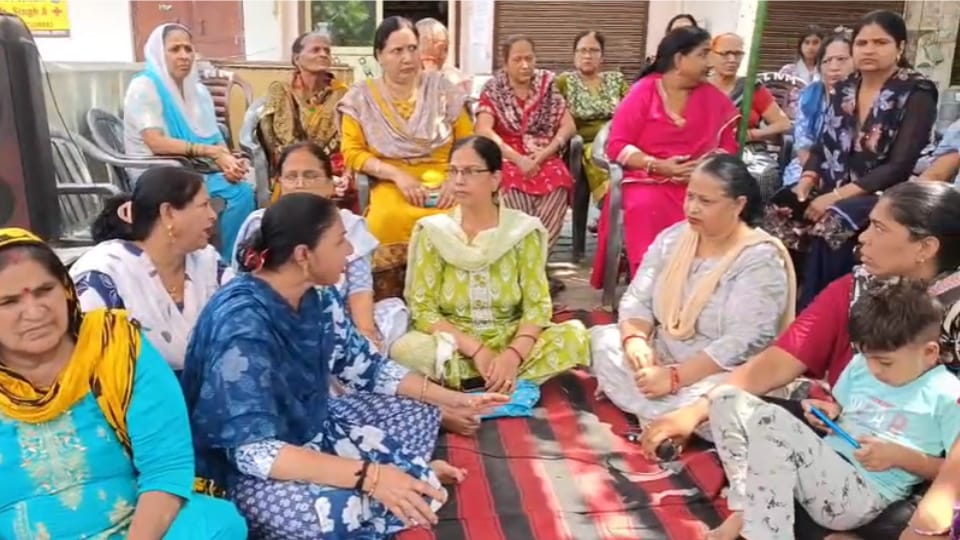 Meerut Sector 3-4 Women Protest Against Setback Notice, Sit-in Over Livelihood Crisis