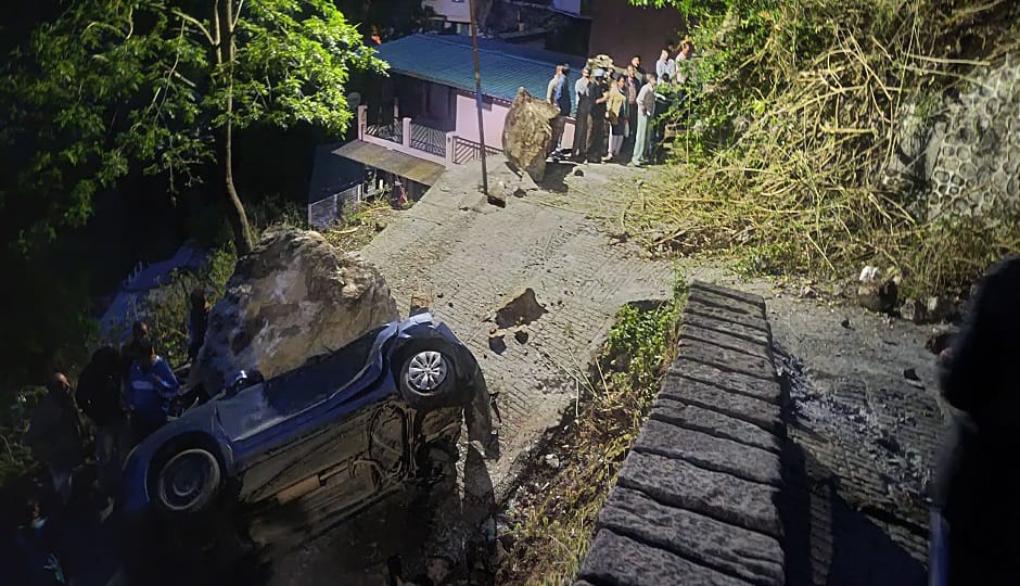 Boulders fell from the hill near Sipahidhara in Nainital, 24 families shifted