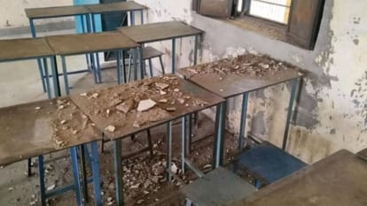Banswara News:पढ़ाई के दौरान क्लास में गिरा छत का प्लास्टर, 4 छात्राएं घायल,  स्कूल की जर्जर हालत पर उठे सवाल - Banswara News: Roof Plaster Falls In  Classroom, 4 Girls Injured ...
