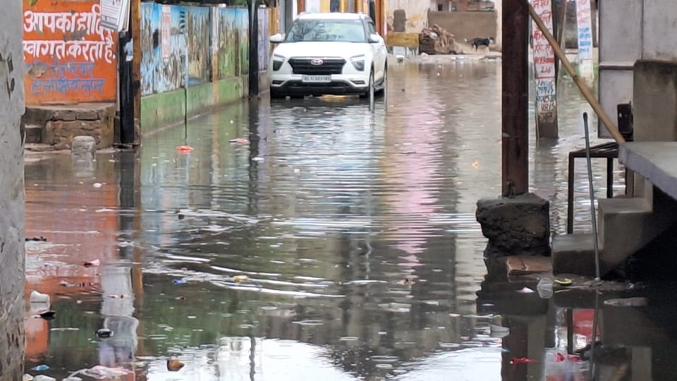 Rain accompanied by strong winds in Hathras