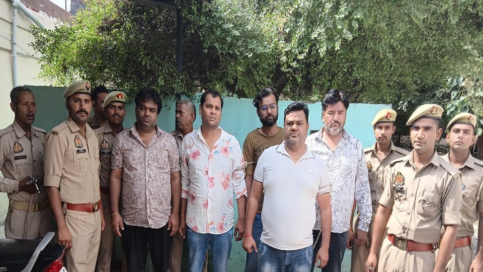 IPL Betting Racket Busted in Agra Hotel five Bookies Arrested
