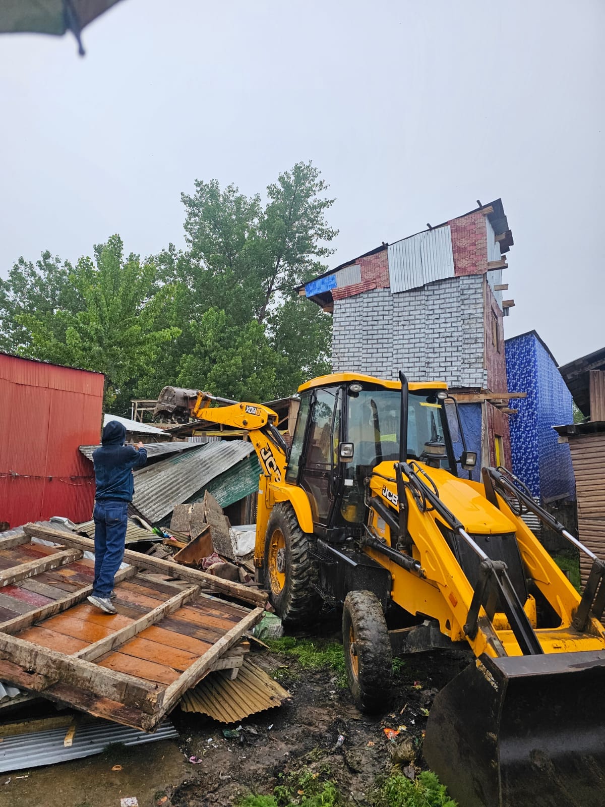 Administration runs bulldozer on traffickers’ property, demolishes five shops