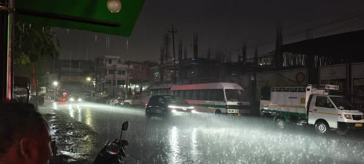 दिल्ली-NCR में कई जगह बारिश: 5 डिग्री तक कम दर्ज हुआ पारा, पश्चिमी विक्षोभ सक्रिय; कई इलाकों में तेज वर्षा