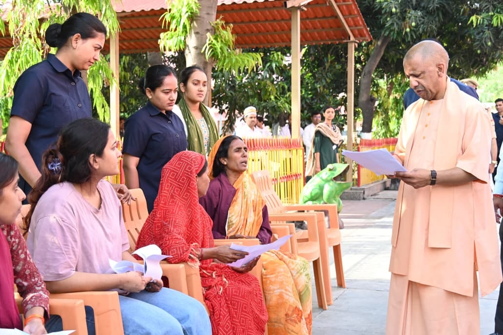 UP: During Janta Darshan, CM Yogi listened to the problems of 200 people