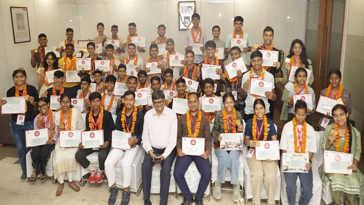 अतुल माहेश्वरी छात्रवृत्ति समारोह: सफलता के मूल मंत्र हैं अनुशासन और आंतरिक शांति, AI को बनाएं अपना सहायक