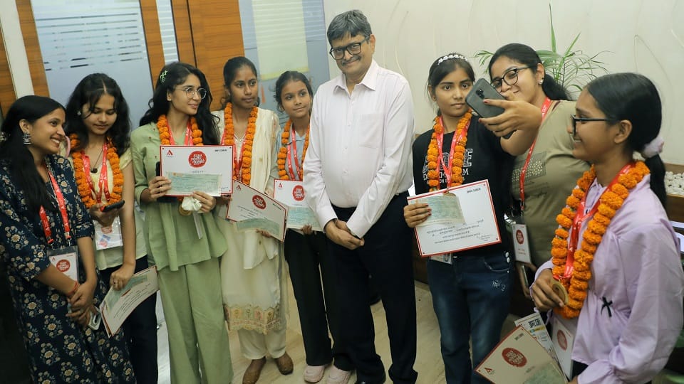 Atul Maheshwari Scholarship Ceremony: The key to success is discipline and inner peace