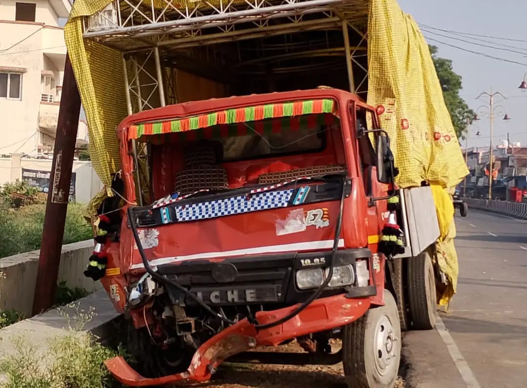 Ayodhya: Uncontrolled DCM rams into shop in Darshan Nagar, three seriously injured