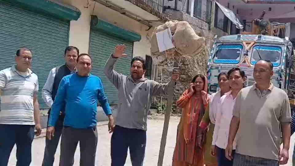 Karnaprayag News Protest against disaster safety works in Bahuguna Nagar affects demand compensation