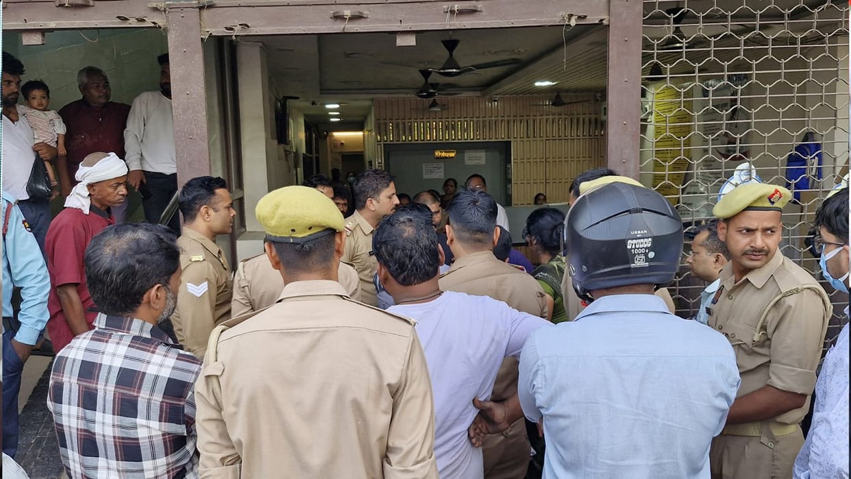 Alleging negligence in treatment, the family kept the body outside the hospital.