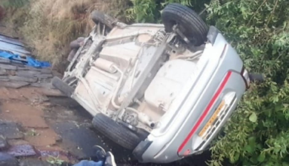 Accident on Ranikhet-Chaubatia road, taxi lost control and fell on the roof of a house; driver died