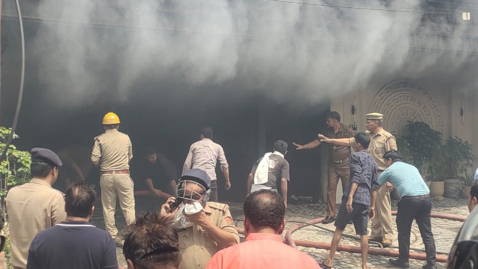 Ghaziabad Fire News Family Saved My Life Nine Trapped as Cylinder Blast Triggers Fire Full News in Hindi