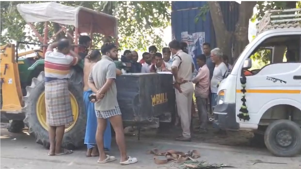 Magic Van Overturns Eight Injured After Being Hit by Truck Four Dead Including Three Dancers in ballia