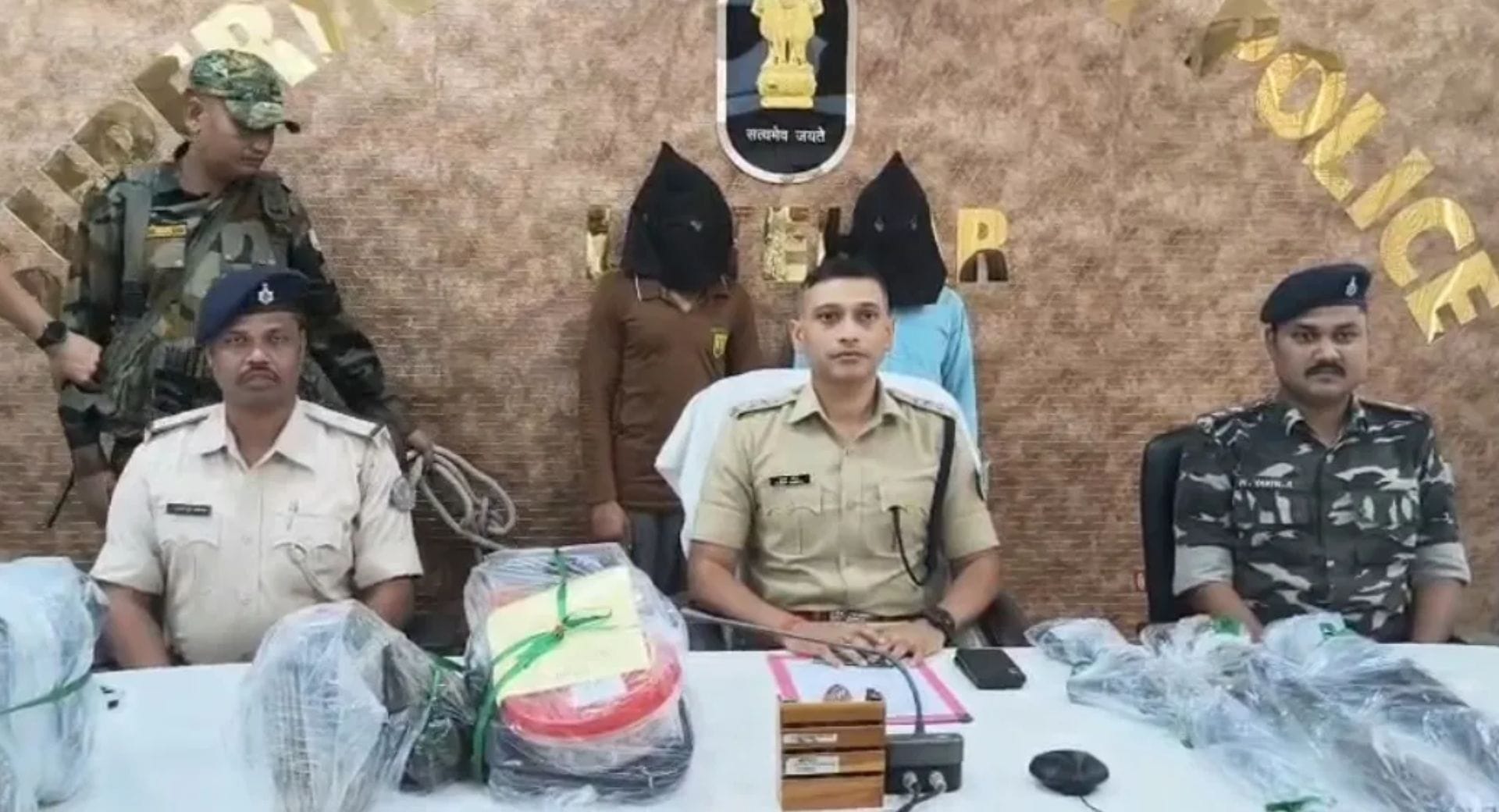 पुलिस ने एके-47 सहित भारी मात्रा में हथियार बरामद किए