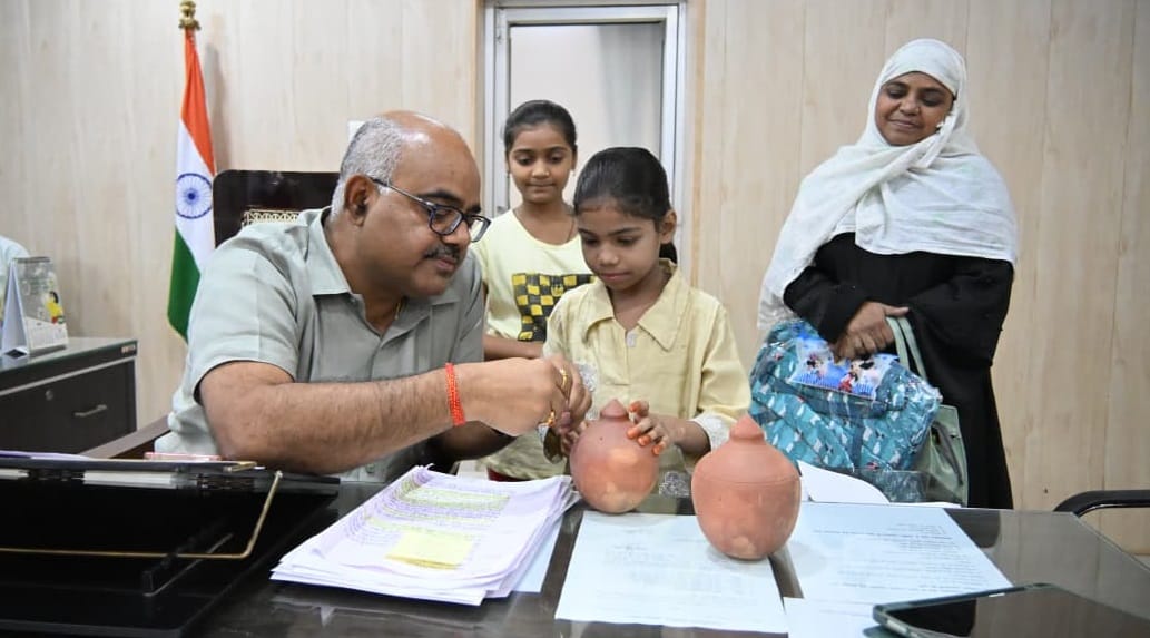 Kanpur Complaint of Piggy Bank Heist  Reaches Janta Darshan DM Moved to Tears by Little Girls Story