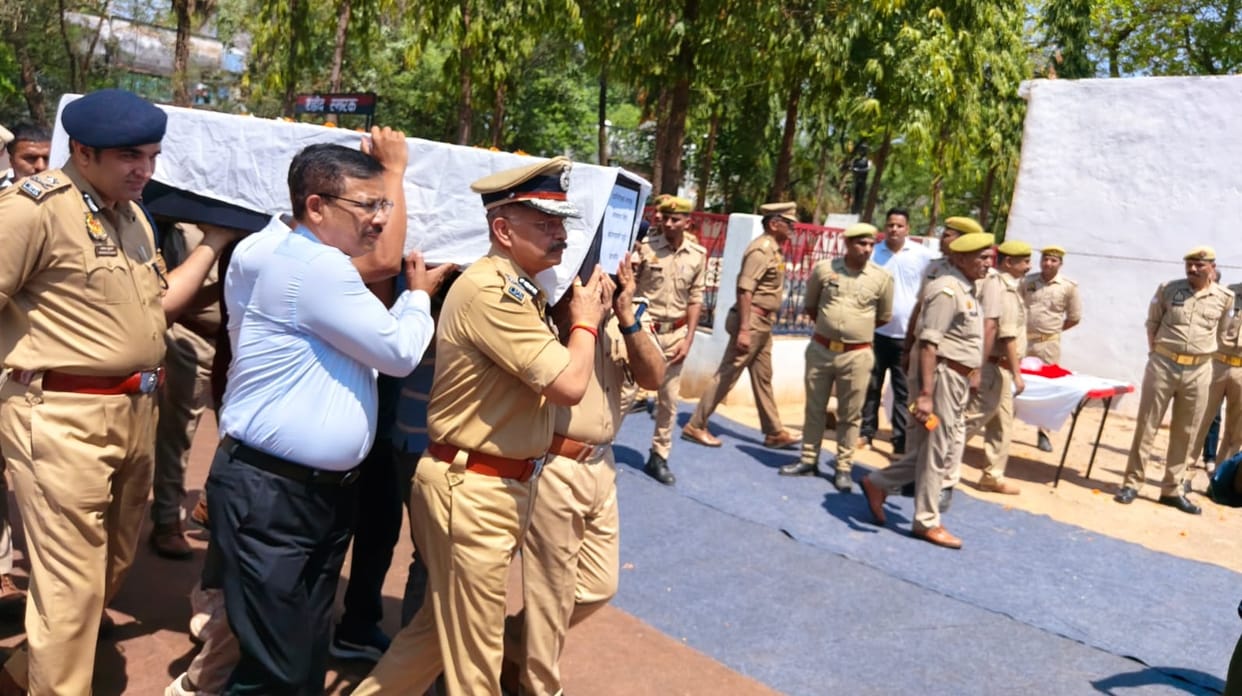 Orai Four bravehearts were given state farewells  Mayuri fainted after hugging her husbands body