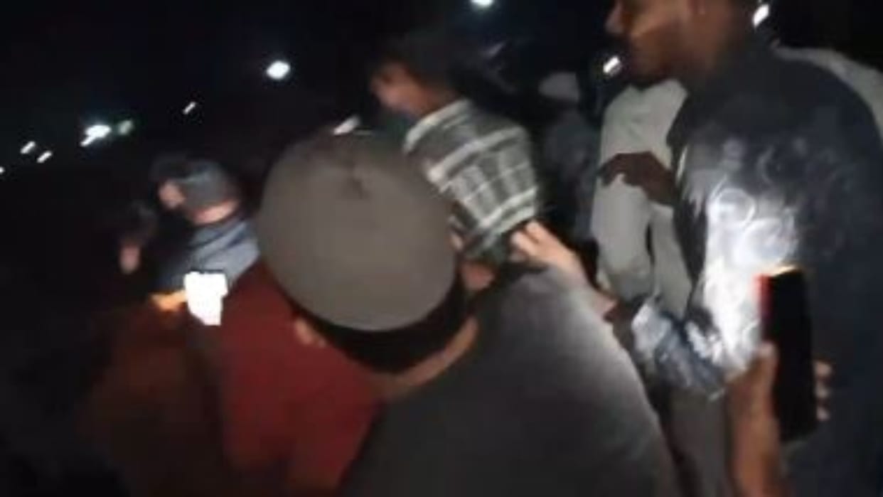 mob surrounded the youths and beat them with sticks in Pilibhit